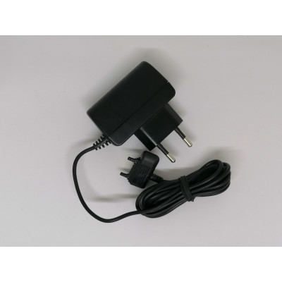 Оригинальное зарядное устройство (адаптер питания) Sony Ericsson CAA-0002001-BV 4.9V 700mA